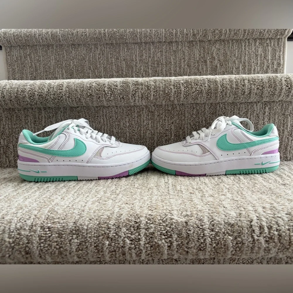Nike Women's Gamma Force White Emerald Rise sneakers. Size 6